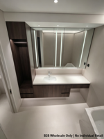 Meuble-lavabo mural en bois sur mesure pour salle de bain, avec armoire de toilette miroir éclairée par LED, idéal pour les projets hôteliers commerciaux