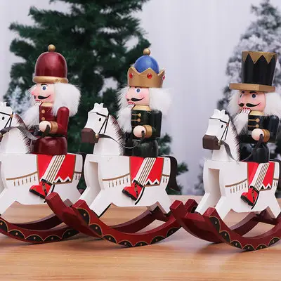 クリスマスの装飾品ロッキングホース、くるみ割り人形、家具店の窓の机の装飾馬の兵士の人形