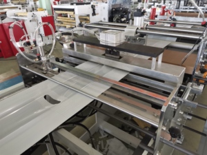 Chứng nhận CE đáy Hàn bên ngoài mô và napkinspackaging Túi Đấm xử lý túi nhựa máy làm - Product Image 3