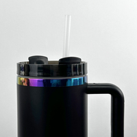 Gobelet isotherme 40 oz avec poignée et paille, finition électroplaquée arc-en-ciel holographique, revêtement poudré, noir et blanc