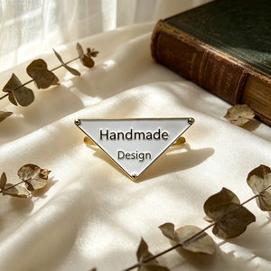 Etiquetas de Metal con Logotipo Grabado a Láser Personalizadas, Etiquetas de Marca Ecológicas Premium para Bolsos, Ropa y Zapatos - Product Image 1