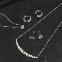 Collier pendentif style Stars Smile en or blanc 18 carats avec serti clos et diamant de laboratoire taille brillant rond