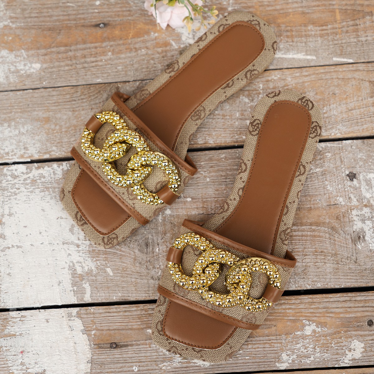 fashion trendy slippers for women 2025