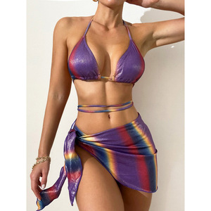 Ensemble bikini holographique 3 pièces pour femme : haut dos nu, ceinture croisée et jupe paréo pour festival de plage - Product Image 2