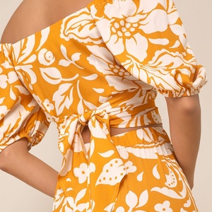 Top Corto Personalizado con Estampado Floral Naranja Hawaiano, Escote en V, Estilo Cruzado, de Lino de Alta Calidad - Product Image 3