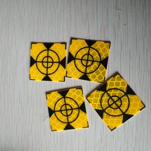 Tùy chỉnh huỳnh quang màu vàng retro phản xạ tam giác mục tiêu kim cương lớp Acrylic chất liệu cho khảo sát - Product Image 3