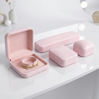 Boîte à bijoux en daim rose clair avec logo personnalisé, fermeture magnétique, forme carrée ou rectangulaire, doublure en velours doux, pour bagues, boucles d'oreilles, colliers, mariage