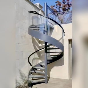 Scala a chiocciola moderna per esterni con ringhiera in vetro temperato e piastra di protezione integrata per ville di lusso - Product Image 4