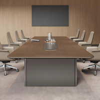 Table de conférence de luxe avec base en argent brossé, plateau en bois foncé et chaises en cuir pour un ensemble complet de salle de réunion