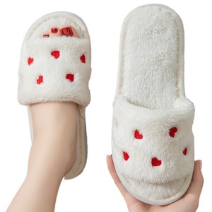 Pantuflas de Plataforma Suaves y Cómodas con Punta Abierta, Antideslizantes, de Felpa Cálida en Forma de Corazón con Logotipo Personalizado para Mujer - Product Image 1
