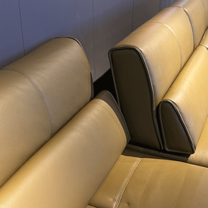 एर्गोनॉमिक्स लकड़ी समायोज्य चेस्टरफील्ड चमड़े के सोफे बिस्तर आरामदायक और होटल के लिए बैकरेस्ट के साथ तीन-सीटर - Product Image 3