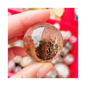 水晶球の歯状水晶球の治癒水晶磨かれた木装飾のための歯状球を備えた黄金のヒーラー