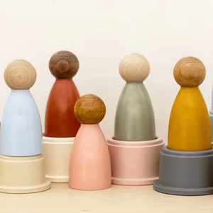 बच्चों मोंटेसरी हाथ से चित्रित इंद्रधनुष लकड़ी के खिलौने उत्कीर्ण समावेशी इंद्रधनुष पेग गुड़िया सेट - Product Image 2