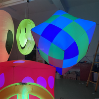 Suspendu led éclairage gonflable cube de dés tête extraterrestre gonflable sourire visage signe de paix pour les décorations