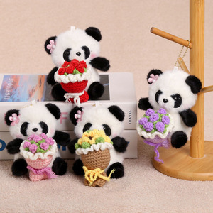 Ciondolo Bouquet <span class=keywords><strong>Panda</strong></span>, Bestseller in Stile Chengdu, <span class=keywords><strong>Panda</strong></span> di Peluche Lavorato a Maglia che Abbraccia Fiori, Piccolo <span class=keywords><strong>Panda</strong></span> in Poliestere e Cotone PP - Product Image 1