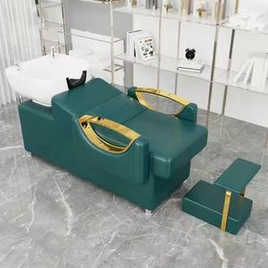 Sillón de Peluquería Contemporáneo de Cuero PU Negro con Detalles Dorados, Reposapiés Extraíble y Estructura Metálica - Product Image 4