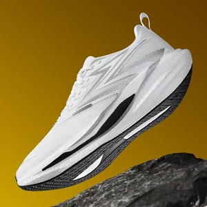 Nouvelle Arrivée Chaussures de Course Multi-Couleurs pour Jeunes avec Plaque en Carbone, Chaussures de Sport Confortables et Légères à Rebond pour Couples - Product Image 3