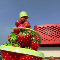 Sculpture géante en fibre de verre de fruits et légumes blancs, verts, rouges : orange, pomme, fraise, cerise, sculpture en résine
