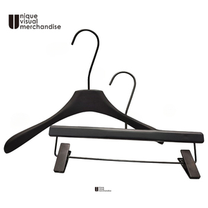 Présentoirs en <span class=keywords><strong>bois</strong></span> de luxe avec logo personnalisé pour costumes, manteaux et chemises haut de gamme - Large - Épaules noires, pour magasin de vêtements - Product Image 5