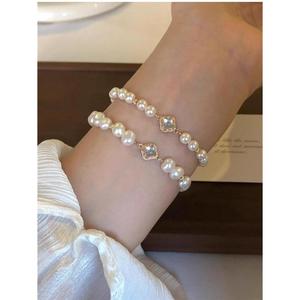 Bracciale con Perle Finte a Forma di Quadrifoglio, Gioiello di Lusso per Donne, Elegante Creazione del Designer, Lunghezza Standard - Product Image 6