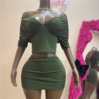 Robe longue élégante à col halter pour femme, avec haut court asymétrique à une épaule et dos nu, et jupe plissée à la taille, ensemble d'été