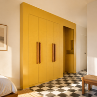 Armoire intégrée moderne rétro personnalisée en laque jaune avec poignées en bois, armoire de chambre à coucher pleine hauteur