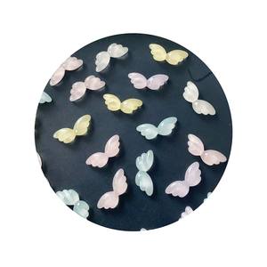 100 pz/lotto graziosi cabochon <span class=keywords><strong>con</strong></span> ali in resina trasparente sul retro piatto abbellimento artigianale per centri di fiocco per capelli decorazioni per Scrapbooking - Product Image 1
