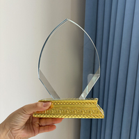 Trophée en verre cristal transparent avec base en résine dorée MH-FJ0197