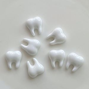 Breloques en résine blanche mignonnes en forme de dents pour la création de pinces à cheveux, la décoration de coques de téléphone et les embellissements artisanaux - Product Image 1