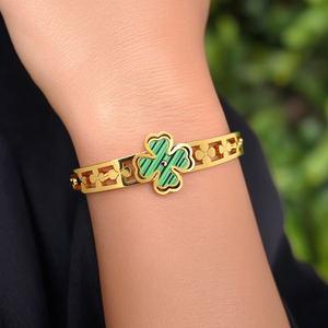 กำไลข้อมือแฟชั่น สแตนเลสสตีล 316L ชุบทอง PVD ดีไซน์ใบโคลเวอร์สีเขียว เครื่องประดับที่ยั่งยืนและทนทาน - Product Image 3
