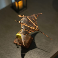 Ornement artisanal en bois de raie manta, décoration de bureau créative en bois massif, cadeau idéal pour un anniversaire et la maison