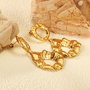 Pendientes Personalizados Hipoalergénicos de Acero Inoxidable con Textura Irregular, Pendientes Gruesos con Baño de Oro de 18K PVD para Mujer - Product Image 5