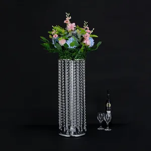 浪漫婚礼装饰品水晶花框架，带金属流苏珠串优雅餐桌和道路指南