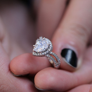 Bague en forme de goutte d'eau pour femmes, pierre pavée scintillante, bijoux créatifs à la mode pour les doigts - Product Image 5