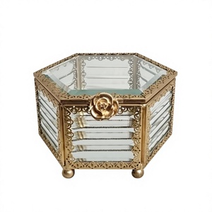 Boîte à bijoux hexagonale en verre avec cadre doré et bouton en forme de rose, design classique, décoration de table, antidérapante, boîte cadeau de luxe en métal et verre - Product Image 1