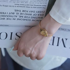 DIMEINA 001 Piccolo Bracciale <span class=keywords><strong>Dorato</strong></span> <span class=keywords><strong>Orologio</strong></span> da <span class=keywords><strong>Donna</strong></span> al Quarzo Impermeabile Stile Retrò e Semplice Vintage - Product Image 5