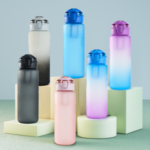 Bouteille d'eau de sport de 1L avec filtre infuseur de fruits, couvercle à paille rabattable anti-fuite, sans BPA, en plastique dépoli dégradé, pour la salle de sport - Product Image 1