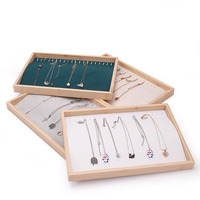Plateau à bijoux en grain de bois de bambou de luxe de haute qualité affichage de présentation personnalisé pour bagues boucles d'oreilles pendentifs Bracelets bas quantité minimale de commande