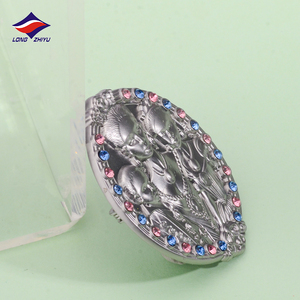 Longzhiyu 18 Năm Kẽm Hợp Kim Pin Nhà Máy Tùy Chỉnh 3D Kim Loại <span class=keywords><strong>Diecast</strong></span> Biểu Tượng Huy Hiệu Dập Nổi Kim Cương-Studded Huy Hiệu Pin - Product Image 4