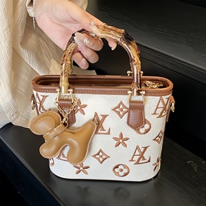 Sac fourre-tout mini brodé style designer rétro avec poignée en bambou, sac bandoulière rétro pour femme, sac à l'épaule premium pour usage quotidien, vente en gros - Product Image 1