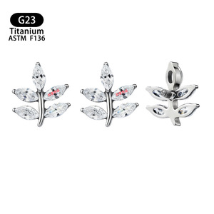 Boucles d'oreilles en titane F136 en forme de feuille avec incrustations de zircon pour piercing du cartilage de l'oreille - Product Image 5