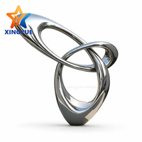 Sculpture en ruban infini en acier inoxydable 304, poli miroir, sans soudure, boucle abstraite, personnalisable pour hôtels, jardins aquatiques et places publiques