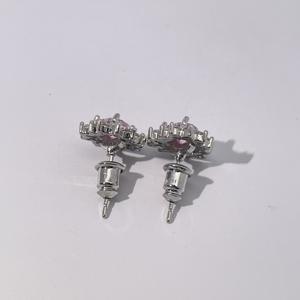 Pendientes de Botón Clásicos y Elegantes de Tianyu Gems para Mujer, Hechos de Latón Chapado en Oro con Circonita Cúbica Rosa en Forma de Corazón - Product Image 2