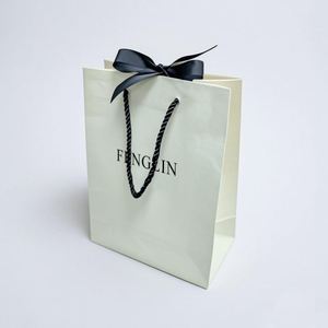Borsa di Carta Bianca di Lusso con Elegante Dettaglio a Fiocco per Confezioni di Boutique di Marca Premium, Sacchetti di Carta Personalizzati - Product Image 2