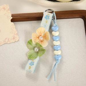 Porte-clés en plastique PU style coréen trèfle à quatre feuilles avec impression UV, breloque de sac à pompon floral, pendentif cordon de poignet pastel d'été - Product Image 4