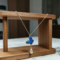 Collier Pendentif Papillon en Brocart Bleu Zhuang Plaqué Or et Perles, Fabriqué sur Mesure pour Femmes, avec Artisanat Héritage ICH
