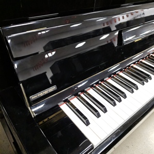 <span class=keywords><strong>Pianoforte</strong></span> Verticale KAWAI KU10 Ben Mantenuto, Compatto con <span class=keywords><strong>Dimensioni</strong></span> Profonde e Design con Copertura Tastiera a Chiusura Lenta - Product Image 3