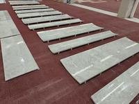Marbre gris clair, taille personnalisée en formes courbes, panneaux muraux en marbre courbé sans joint pour les murs des halls d'hôtel