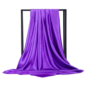 Sciarpa Classica in Raso di Seta con Design a Quadri Rossi e Verdi, <span class=keywords><strong>Bandana</strong></span> Quadrata 90cm per Moda Femminile e Hijab - Product Image 4