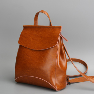 Un bolso de mano de cuero desmontable de gran capacidad con un diseño sencillo y un cierre de cremallera de fácil aplicación. - Product Image 3